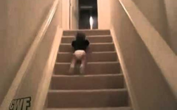 شاهد طفل رضيع ينزل الدرج بطريقة سوبرمان